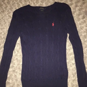  - Mörkblå kabelstickad tröja. Orginialpris 1200kr. Använd några få gånger men är i bra skick. Storlek S. 