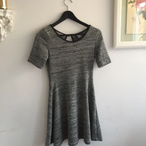  - Söt vardagsklänning från H&M, ganska kort men bekväm. Frakten är inkluderad i priset (postens M påse, 45kr.) Kan även mötas upp i Uppsala, då försvinner kostnad