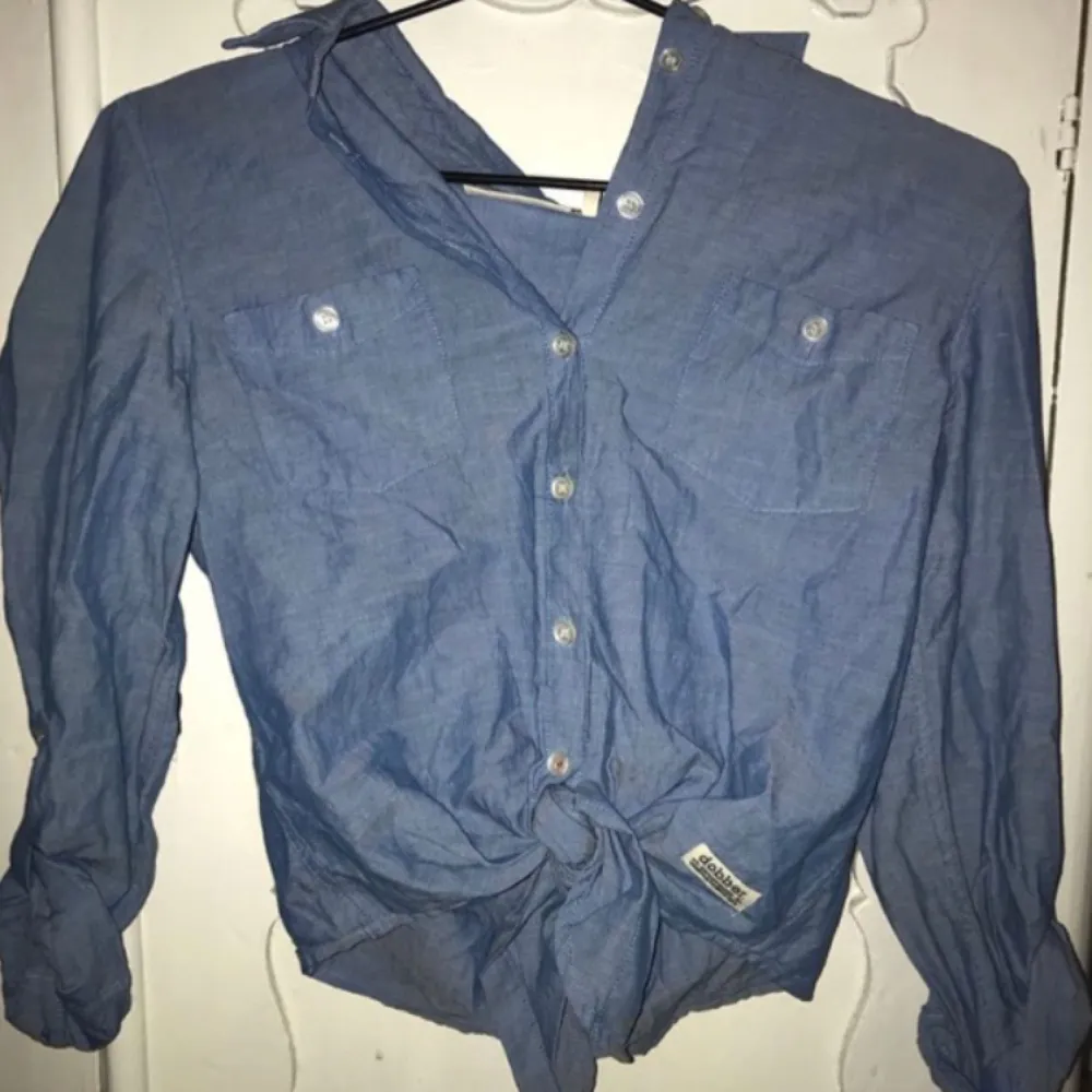 Ljusblå skjorta med knytning nertill. Hel och i fint skick! Sparsamt använd. (Swipe). Skjortor.