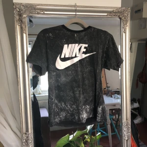  - Supersnygg fejkad NIKE-tshirt. Väldigt fint skick. Kan mötas upp i Halmstad eller posta, då tillkommer frakt. 