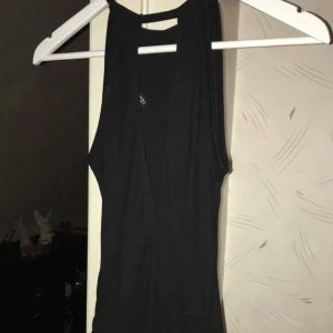  - En fin svart body med öppen rygg