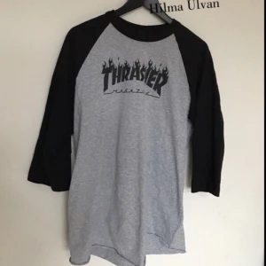  - En äkta Thrasher med trekvartsärm. Herrstorlek XL. Nypris 500. Betalas endast med swish. Vid intresse av köp kontakta mig på snapchat: corneliavilja