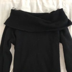  - Stickad Offshoulder tröja, från HM strl S. Köparen står för frakt!