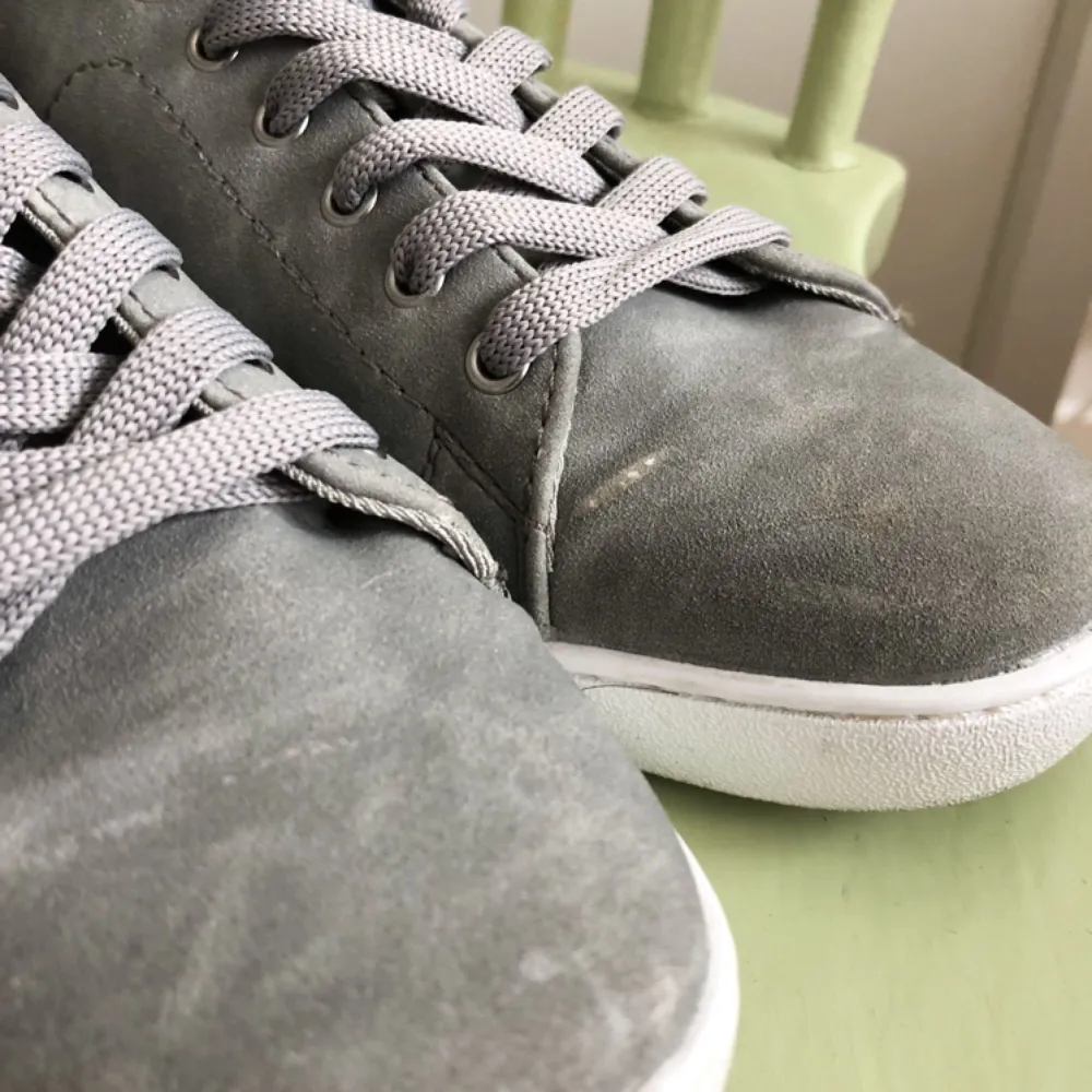 Sneakers från Dinsko (XIT). Använda max 3 gånger så de är fräscha men med några små repor.  Ej äkta läder. . Skor.
