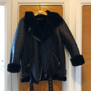  - Pilotjacka från Zara. Säljes pga används sällan.  Köparen står för frakten, jag kan även mötas i Stockholm 