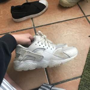 Nike huaraches, passar 36 och 37. kan tvätta dem innan jag skickar dem om det önskas, frakt tillkommer. Nypris 1200kr