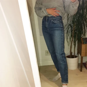  - Skitsnygga mörkblåa mom jeans från Topshop! Storlek: W25 L32 (waist 64 cm, length 81 cm). Säljer pga för små på mig 😔 Obs! Har litet märke max 1x1 cm stort på framsidan (se sista bilden). Annars i gott skick, dessa jeans passar verkligen till allt 🧡