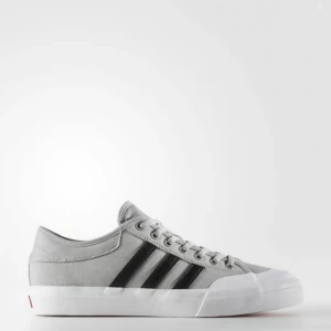  - Gråa Adidas matchcourt i strl 41 1/3. Är endast använda max 5 gånger så är princip i nyskick! Kan skickas eller avhämtas i Göteborg! (Bilderna är från google)