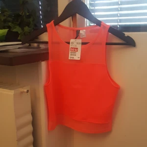  - Crop top från hm  Den är mer rosa än vad bilden visar
