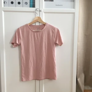  - Använd 2 gånger, världens skönaste tyg! Säljer då den inte passar med min hudfärg haha :( Frakt tillkommer!