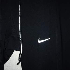 Svarta Nike Dri-Fit löpartights, med snören vid höften och dragkedjor vid vader/fötter!   Om kund bor utanför Lund/Malmö får den stå för pris av frakt <33