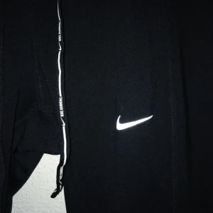  - Svarta Nike Dri-Fit löpartights, med snören vid höften och dragkedjor vid vader/fötter!   Om kund bor utanför Lund/Malmö får den stå för pris av frakt <33
