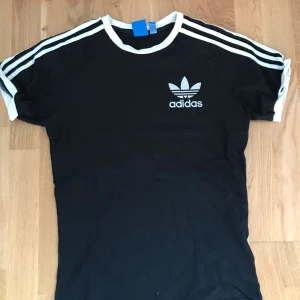  - Adidas tröja, strl S! Klassisk tröja som passar alla 80 kr+frakt.