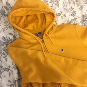  - Senapsgul kofta i storlek S fast den är stor i storleken, väldigt fin gulfärg. Använt 1 gång. Frakt: 89  (skriv DM om ni vill se hur den ser ut på:)
