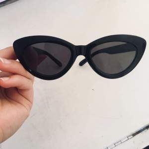 As balla fashion solisar från HM, sjukt snygga och aldrig använda,pga har för många solglasögon. Söker en ny ägare som kan bära upp dem i solen!! (Nypris 99,90kr)Köparen betalar frakt❣️skriv om du har frågor! -vid flera intresserade blir det budgivning-