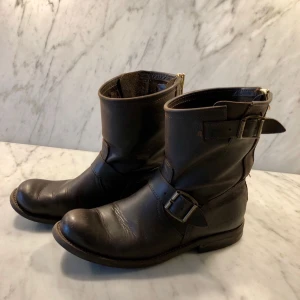  - Bruna Primeboots i storlek 37. Fint skick och sparsamt använda.  Skickar med posten spårbart eller möts upp i Stockholm. 