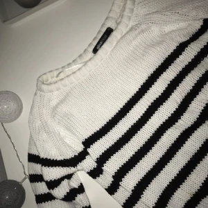  - Långärmad svartvit tröja från Gina Tricot. Använd en del men i bra skick. Köpare står för frakt.