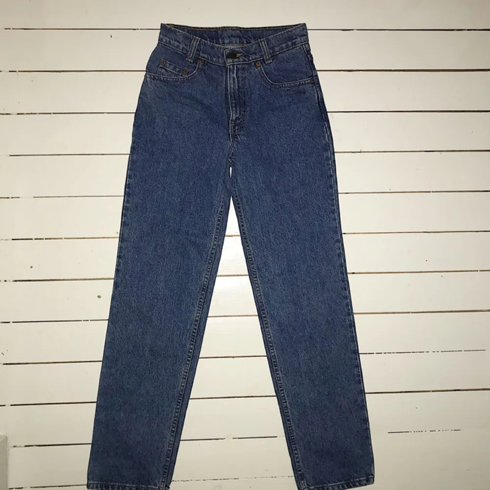 Skitsnygga Levis-jeans med rak passform👖🙌🏼 säljer då dom tyvärr är för små på mig:( midjan är ca 70cm i omkrets och benen är 78cm lång mätt från grenen! 🤗 Köparen står för frakt.. Jeans & Byxor.