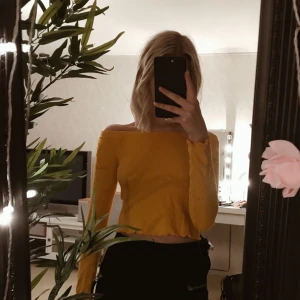  - Offshoulder topp från bikbok strl XS.  Köparen står för frakt annars kan jag mötas upp i Falun! ✨