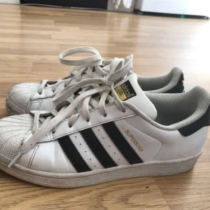  - Välanvända adidas i storlek 36, pris 150. (Går såklart att diskutera) hämtas i Sthlm!!