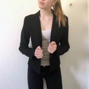  - Svart kavaj med 2 fickor fram och stängs med 2 knappar fram 🍀 väldigt fint skick ~ frakt ingår🌹