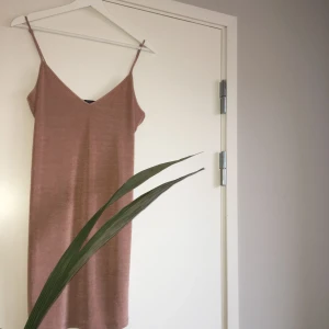  - Oanvänd klänning från Zara. Funkar for både S Og M beroende på hur loose man vill ha den. Frakt tillkommer. 