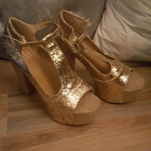  - Glittriga fest skor  Cuba shoes  Finns slitages se bild 3  