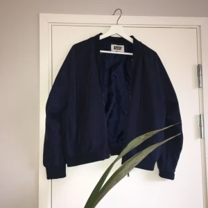  - Tunn jacka från Weekday. I god skick. Frakt tillkommer. 