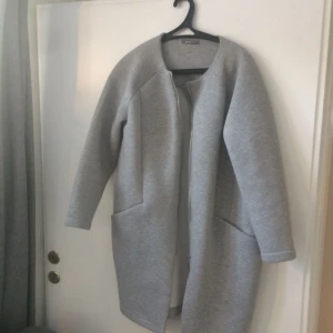  - Superfin grå kappa från Gina Tricot. Knappt använd. Frakt tillkommer om man vill få den skickad. 