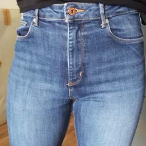 High waisted jeans från HM. I topp skick och väldigt sköna Storlek är 30/32 CN 165/76A