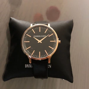  - Säljer min helt nya Dyrberg/Kern eleganta klocka. Svart läder. Köptes för 1399kr, säljs för endast 1100kr. 