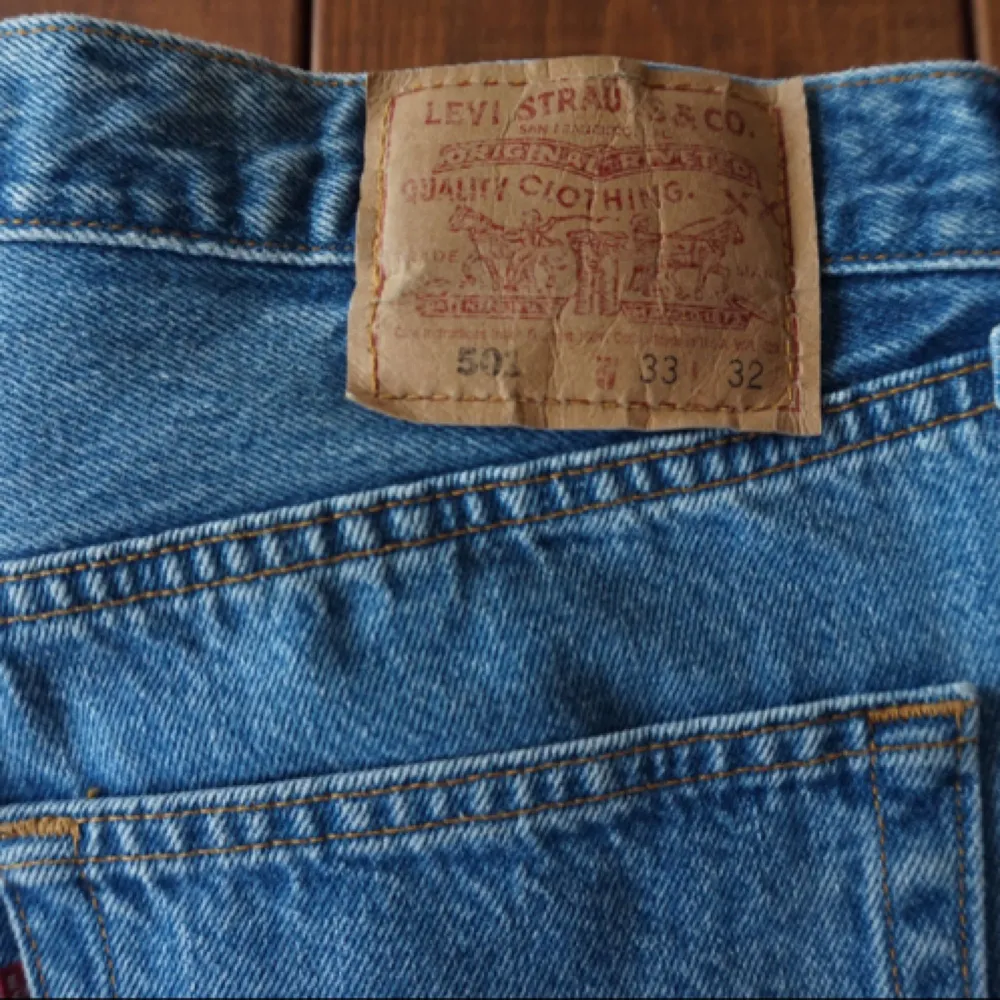 Levi's vintage jeansshorts i klassiska modellen 501. Inköpta på second hand men i väldigt fint skick.  Skulle gissa på att de passar till dig som är M/L.  Swish funkar fint och köparen står för frakten. . Shorts.