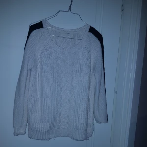  - Basic jumpatröja med svarta rander långt armarna från Zara. Perfekt till vår!