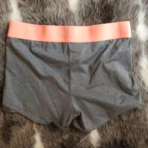  - Skjorts i perfekt skick. Säljes pga fel storlek. 