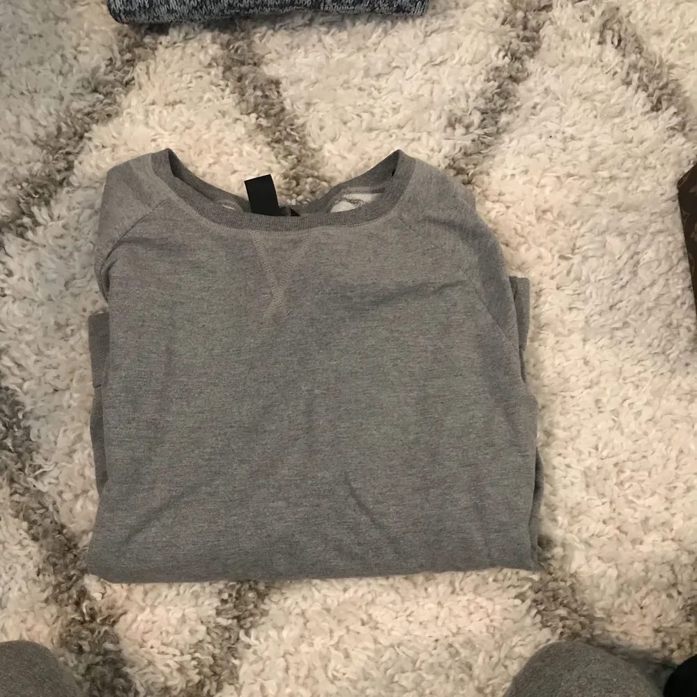 En helt vanlig, grå, långärmad tröja från H&M. Köpt för ca 1 år sedan men bara använt kanske 2/3 gånger. I bra skick💗 möts upp i Stockholm eller så står köparen för frakten:). Hoodies.