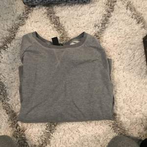 En helt vanlig, grå, långärmad tröja från H&M. Köpt för ca 1 år sedan men bara använt kanske 2/3 gånger. I bra skick💗 möts upp i Stockholm eller så står köparen för frakten:)