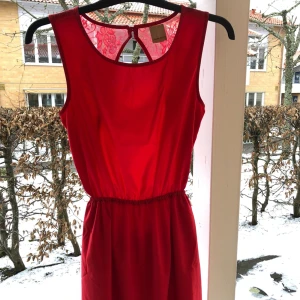 - Röd supersöt klänning. Fint skick.