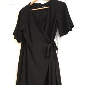  - Svart omlottklänning, storlek S