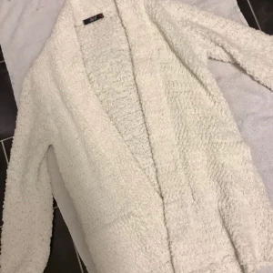  - Vit jättemysig stickad kofta från Chiquelle One Size  Använd några gånger, i bra skick! Frakt får du stå för själv.