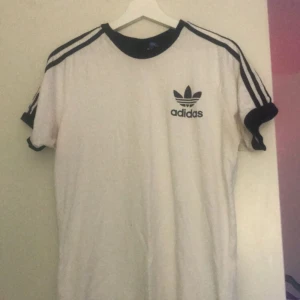  - En simpel, men JÄTTEsnygg och skön Adidas-tisha. Använt sparsamt, säljer den för att den tyvärr inte används. Storlek M.  Kan mötas upp i Kalmar/Norrköping, annars står köparen för frakten! 🤗