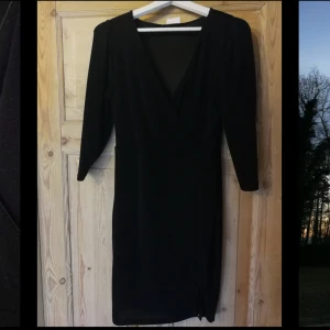  - Svart klänning som glittrar lagom mycket. Går till halva låret i längd. En riktig figursmickrande klänning som fungerar lika bra till nyår som en kväll på stan. 