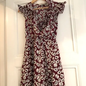  - Mönstrad kortare klänning. 40 kr