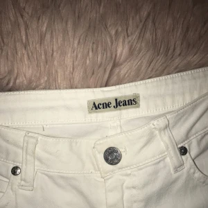  - Vita raka ACNE jeans, knappt använda ✨💡✨💡 