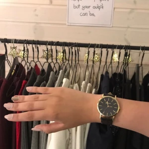  - Fin klocka i svart och guld. Använd en gång. Innehåller batteri och går rätt. 45kr + ev frakt.