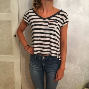  - En tunn och luftig t-shirt från hollister!