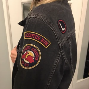  - Oversize mörkgrå jeansjacka. 