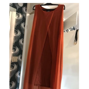  - Läcker orange klänning från Cheap Monday. Slutar ungefär vid knähöjd medan tylldelen går ungefär till vaden.  Möts upp i Sthlm eller skickar mot att köparen betalar för frakten. 
