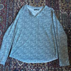 Jätte fin blå/vit tröja från Lager 157. Använd fåtal gånger. Köparen står för frakt, har Swish✨