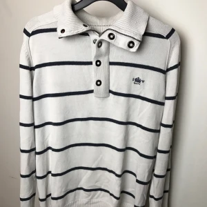  - Snygg tröja från East West! Lite marin känsla. Hör av dig för fler bilder eller frågor :)