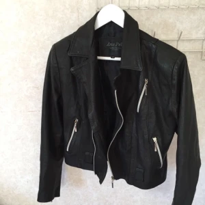  - Äkta läderjacka från det italienska märket Arte Pelle, i skick som ny, endast använd ett fåtal gånger. Bekväm och stylish!